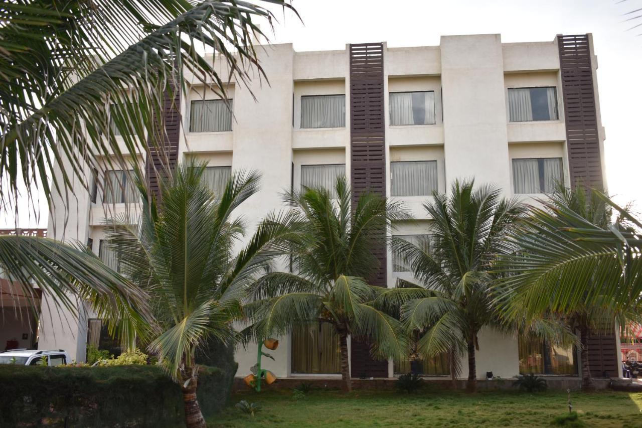 Goverdhan Greens Resort Dwarka  Exterior photo